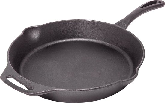 Zwarte gietijzeren pan met steel, op een witte achtergrond.