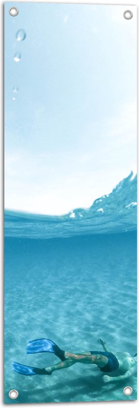 Tuinposter – Water - Zee - Persoon - Duiken - Snorkelen - Blauw - 30x90 cm Foto op Tuinposter (wanddecoratie voor buiten en binnen)