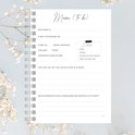 Wit invulboek met de titel 'Mama (to be)' en gedroogde bloemen.