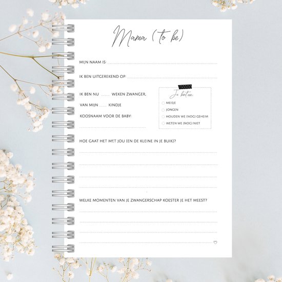 Wit invulboek met de titel 'Mama (to be)' en gedroogde bloemen.