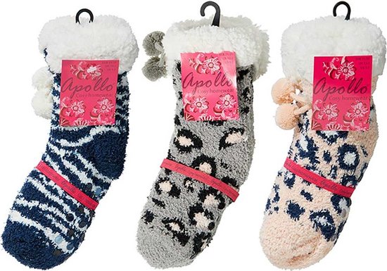 Drie paar Apollo huissokken met fluffy rand en pompons in verschillende prints: strepen, panter en panter.