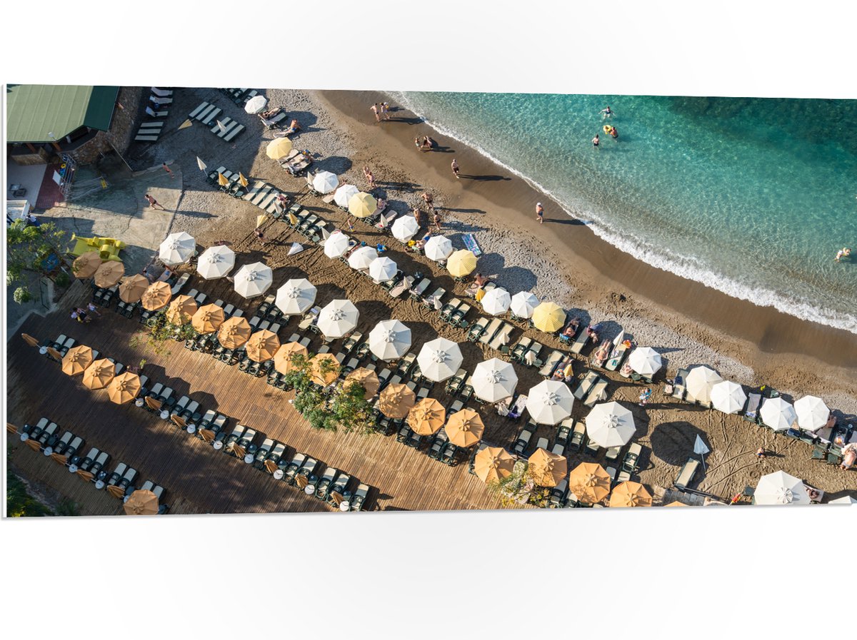 PVC Schuimplaat - Zee - Strand - Bedjes - Parasols - Water - Hout - Mensen - 100x50 cm Foto op PVC Schuimplaat (Met Ophangsysteem)