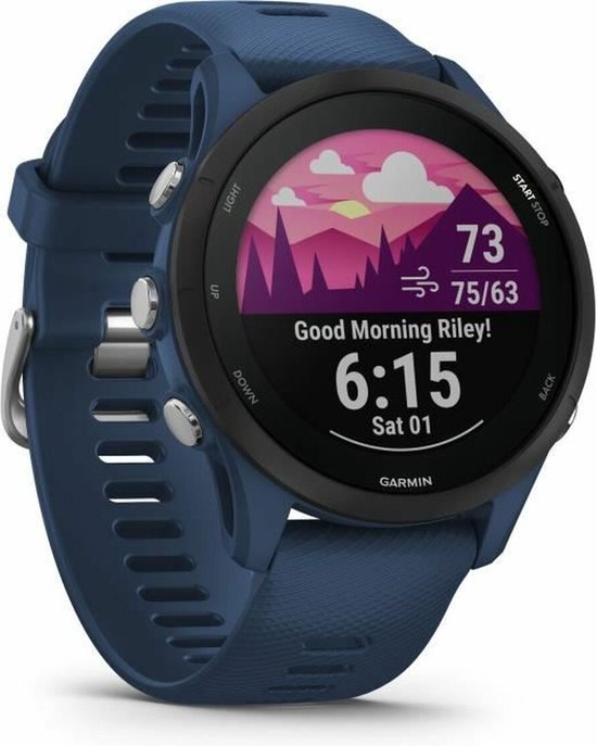 Blauw Garmin Forerunner 255 sporthorloge met zonsopgang en bergen op het scherm.