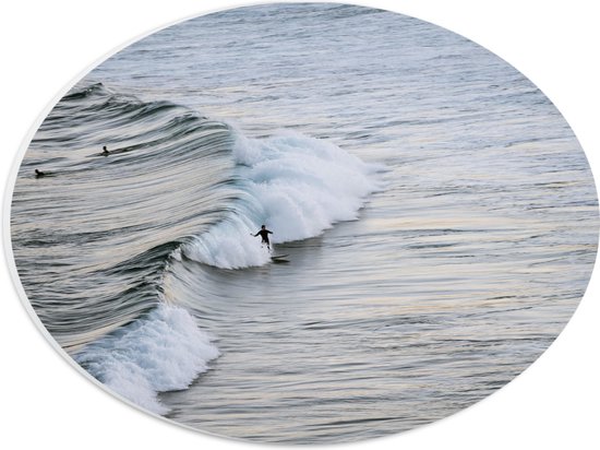 PVC Schuimplaat Ovaal - Zee - Golven - Mensen - Surfen - Surfplank - Hobby - 28x21 cm Foto op Ovaal (Met Ophangsysteem)