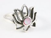 Opengewerkte zilveren lotus bloem ring met roze parelmoer - maat 19