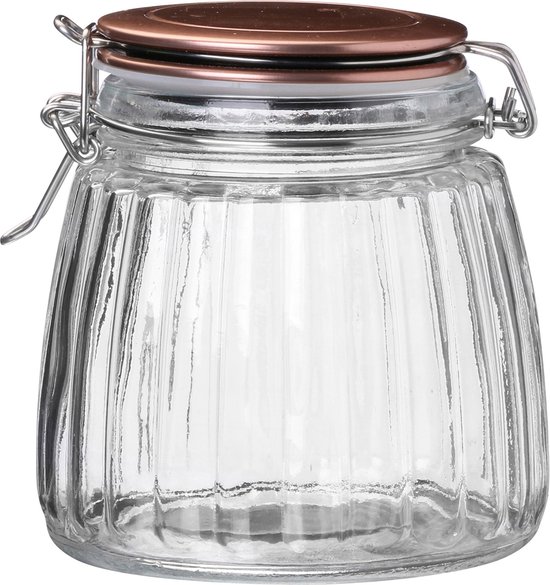Un pot de conservation en verre côtelé verticalement, avec couvercle couleur cuivre et fermeture à levier.