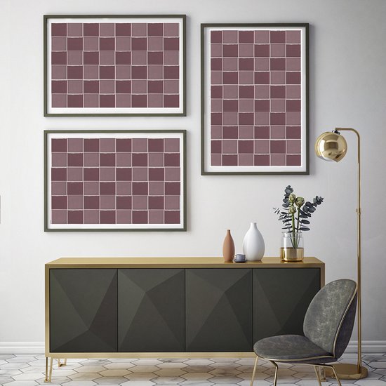 Salon moderne avec un buffet et un fauteuil, deux œuvres d'art encadrées présentant un motif de carreaux violet lilas sont accrochées au mur.