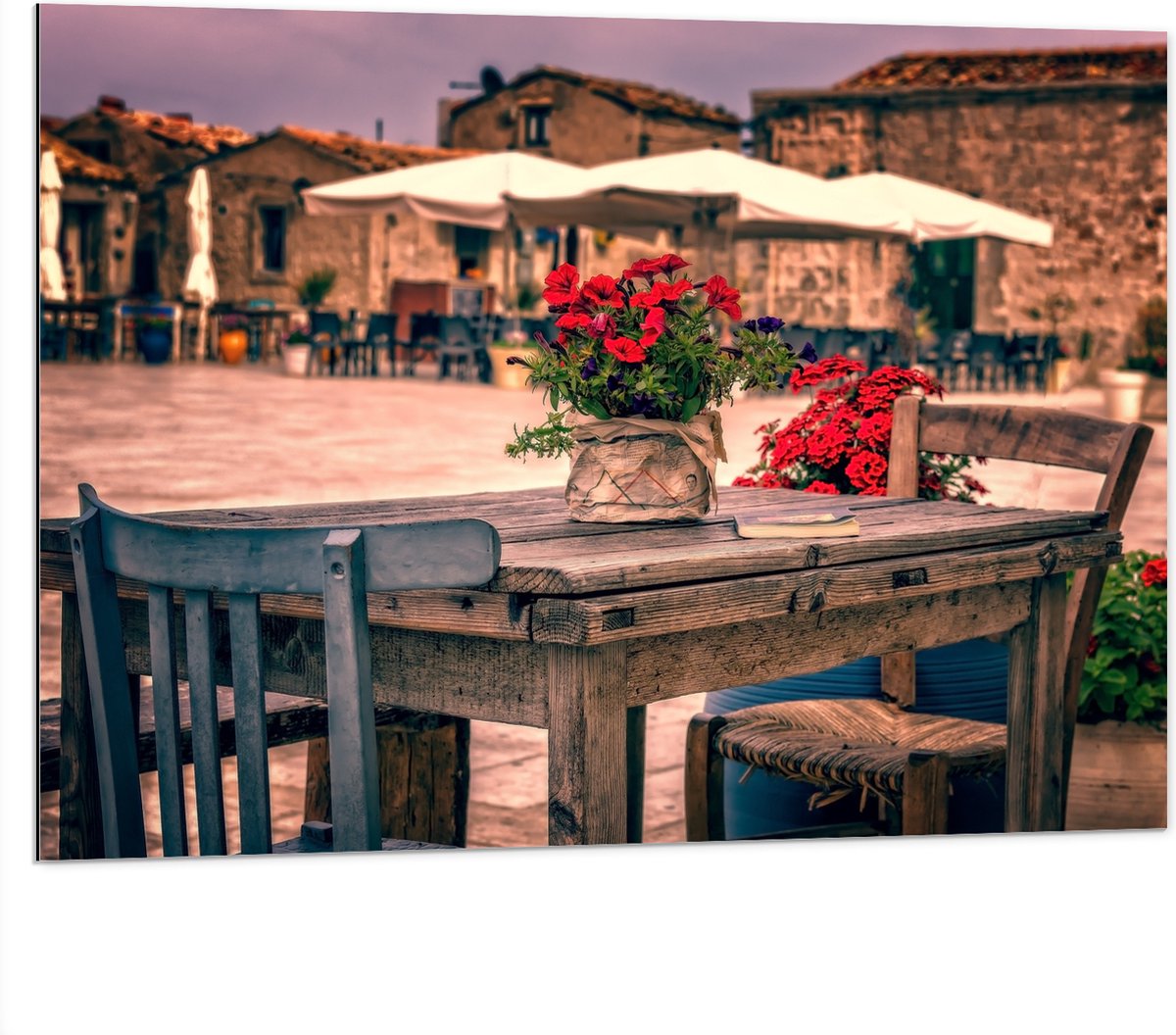 Dibond - Tafel - Pleintje - Bloemen - Stoelen - Parasol - Kleuren - 100x75 cm Foto op Aluminium (Wanddecoratie van metaal)