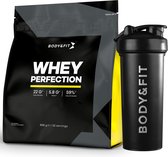 Body & Fit Whey Protein Bundel - Shakebeker 700ml & Whey Perfection Proteïne Poeder - Eiwitpoeder - 896 gram Vanille