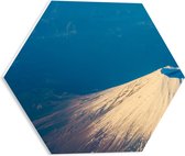 PVC Schuimplaat Hexagon - Vulkaan - Sneeuw - 40x34.8 cm Foto op Hexagon (Met Ophangsysteem)