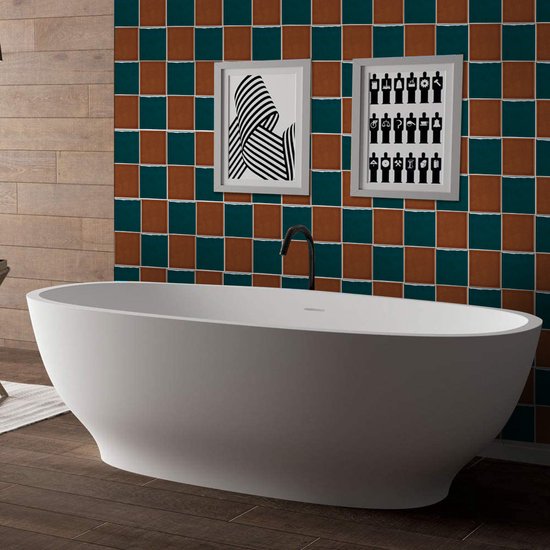 Carreaux marron et verts en damier, sur un mur de salle de bain.