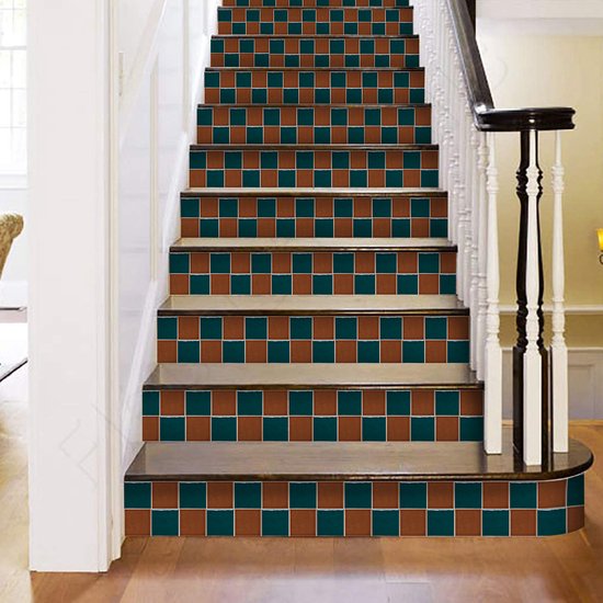 Un escalier recouvert de carreaux carrés marron et verts, avec des rampes blanches.