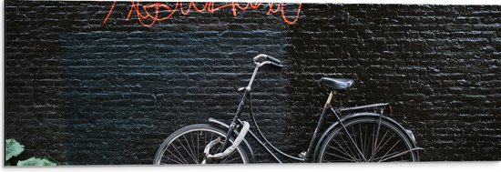 Dibond - Fiets geparkeerd tegen Muur met Tekst ''Amsterdam'' - 90x30 cm Foto op Aluminium (Met Ophangsysteem)