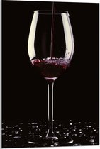Acrylglas - Vullend Glas Rode Wijn met Kapotte Scherven - 60x90 cm Foto op Acrylglas (Met Ophangsysteem)