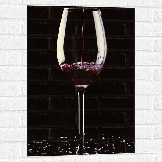 Muursticker - Vullend Glas Rode Wijn met Kapotte Scherven - 50x75 cm Foto op Muursticker