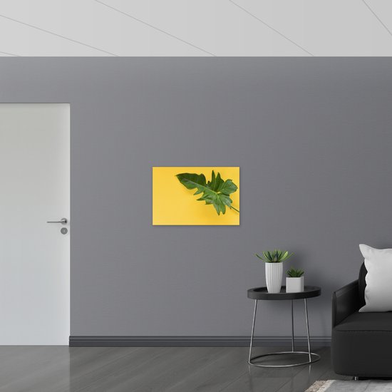 PVC Schuimplaat- Groen Blad tegen Okergele Achtergrond - 75x50 cm Foto op PVC Schuimplaat