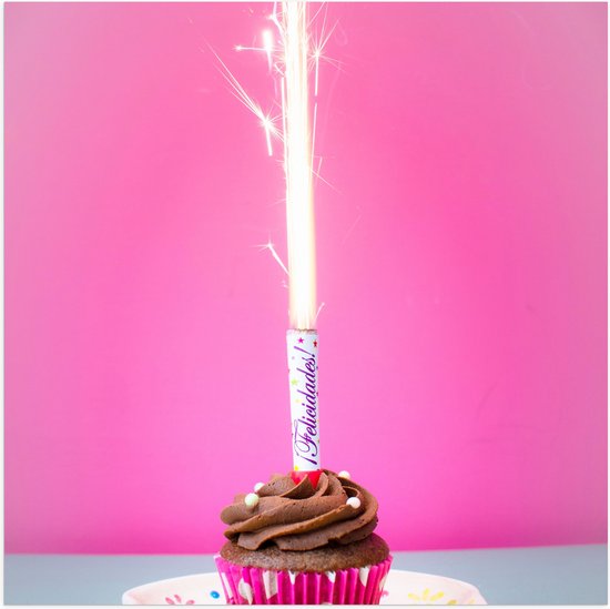 Poster Glanzend – Verjaardagscupcake met Chocolade Topping en Fontein - 50x50 cm Foto op Posterpapier met Glanzende Afwerking