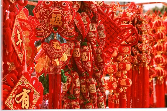 Acrylglas - Kraam Vol Rode Chinese Versieringen - 60x40 cm Foto op Acrylglas (Wanddecoratie op Acrylaat)