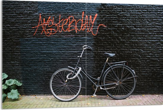 Acrylglas - Fiets geparkeerd tegen Muur met Tekst ''Amsterdam'' - 120x80 cm Foto op Acrylglas (Met Ophangsysteem)