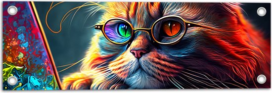 Tuinposter – Kleurrijke Snuggere Kat met Bril achter Laptop - 60x20 cm Foto op Tuinposter (wanddecoratie voor buiten en binnen)