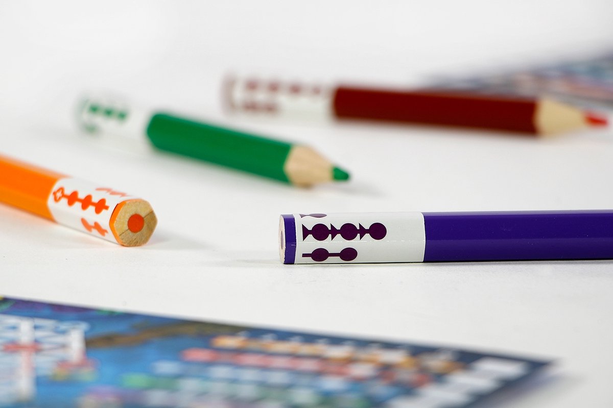 999 Games - Pick a Pen - Riffen - Dobbelspel - Dobbelen met potloden - Scorevellen van 3 verschillende niveaus - Gezelschapsspel - Familiespel - Klein cadeautje - bevat spelregels in NL en EN — afbeelding 3
