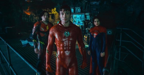 Drie figuren in supersuits, de voorste in een rood pak met een bliksemlogo, naast een vrouw in blauw en rood.