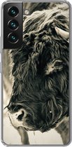Geschikt voor Samsung Galaxy S22 hoesje - Schotse Hooglander - Sneeuw - Horens - Siliconen Telefoonhoesje