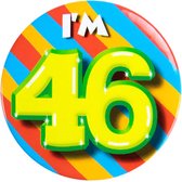 Button 46 Jaar - Button met speld (55mm) - Leeftijd badge - 46 Jaar versiering - Accessoires - Rozet I'm 46 - Verjaardag jongen / meisje / man / vrouw - Button 46 Jaar