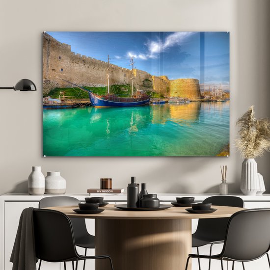 MuchoWow® Glasschilderij 90x60 cm - Schilderij acrylglas - De oude haven van Paphos op Cyprus - Foto op glas - Schilderijen