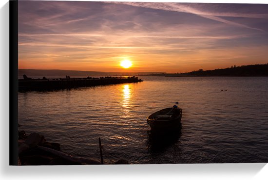 Canvas - Vissersboot Aangemeerd bij het Land tijdens Zonsondergang - 60x40 cm Foto op Canvas Schilderij (Wanddecoratie op Canvas)