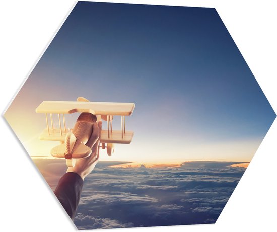 PVC Schuimplaat Hexagon - Zweefvliegtuig in Hand boven de Wolken bij de Felle Zon - 70x60.9 cm Foto op Hexagon (Met Ophangsysteem)