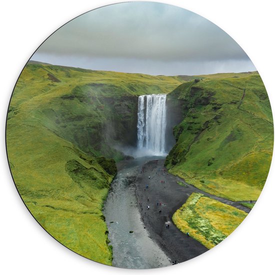 Dibond Muurcirkel - Heuvels - Waterval - Mensen - Landschap - 60x60 cm Foto op Aluminium Muurcirkel (met ophangsysteem)