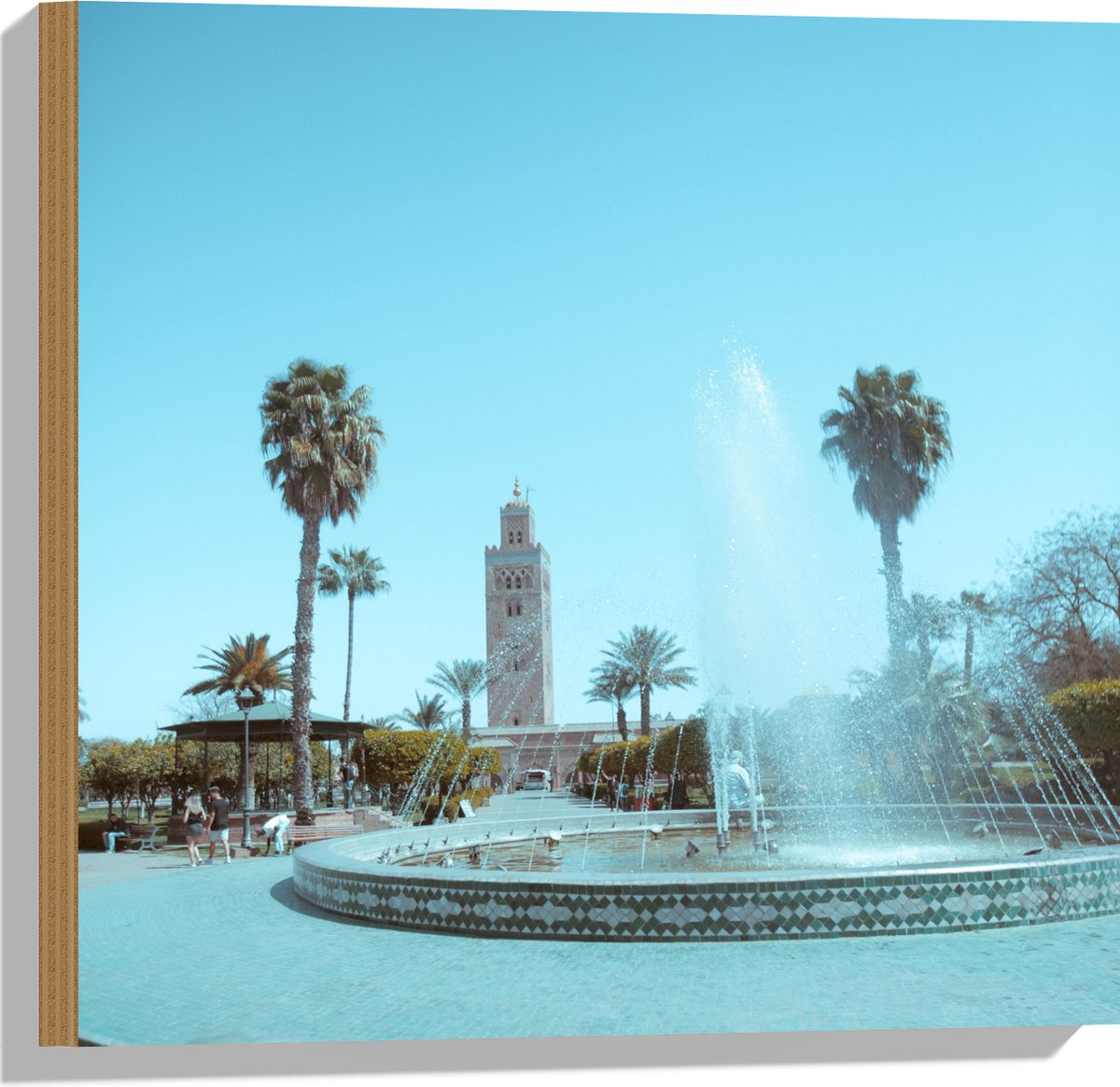Hout - Gebouw - Fontein - Water - Bomen - Palmbomen - Mensen - 50x50 cm - 9 mm dik - Foto