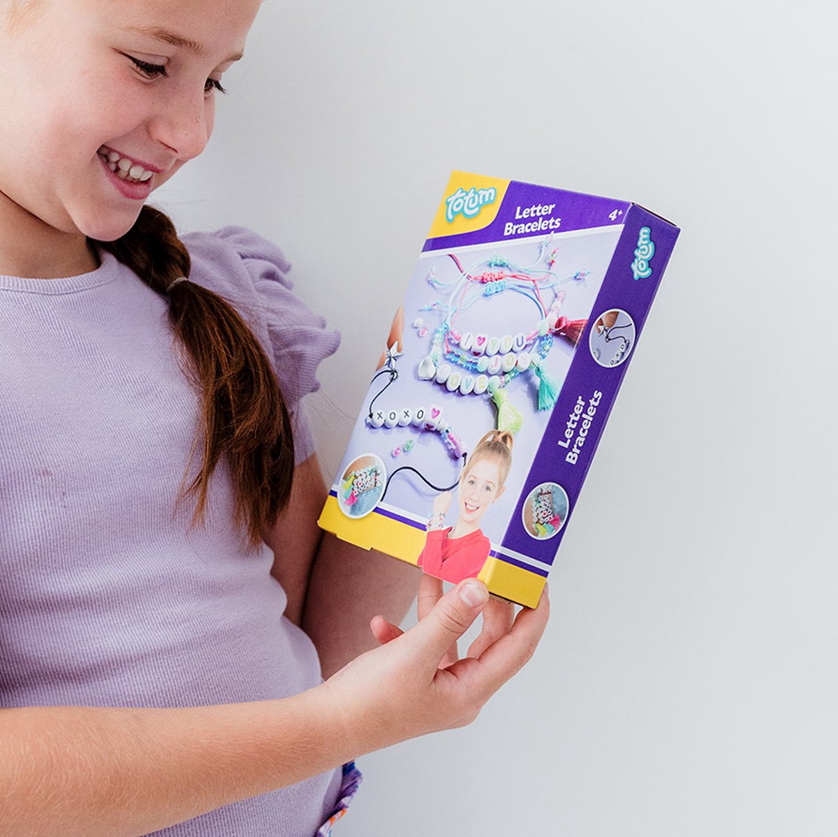 Totum 4 letter armbandjes maken - speelgoed meisjes vanaf 4 jaar - sieradenset knutselen - cadeau tip creatief vriendschaps armbandjes — afbeelding 2