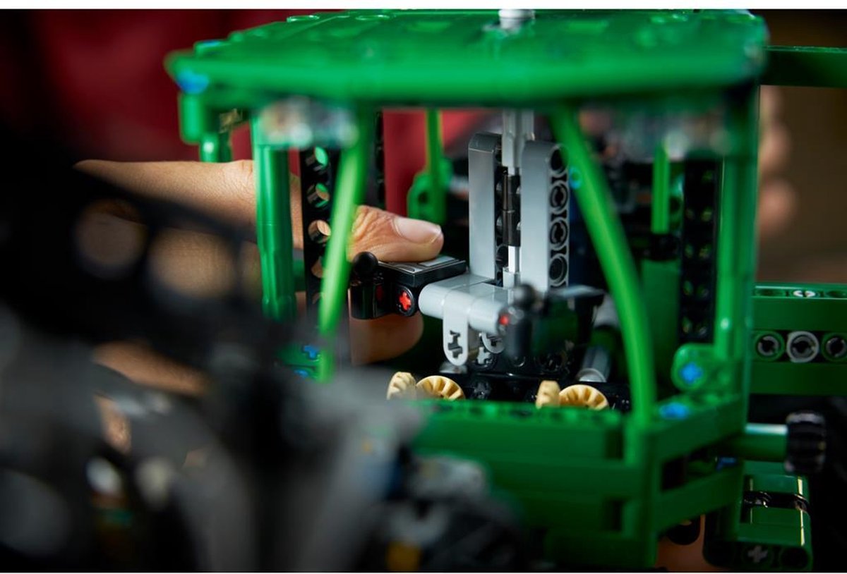 LEGO Technic John Deere 948L-II Skidder Voertuig Bouwpakket - 42157 – foto 4