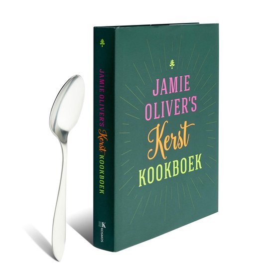 Een groene kookboek, getiteld Jamie Olivers Kerst Kookboek, ligt naast een zilveren lepel op een witte achtergrond.