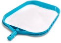 Een blauw zwembad schepnet met een wit net, gemonteerd op een aluminium steel.