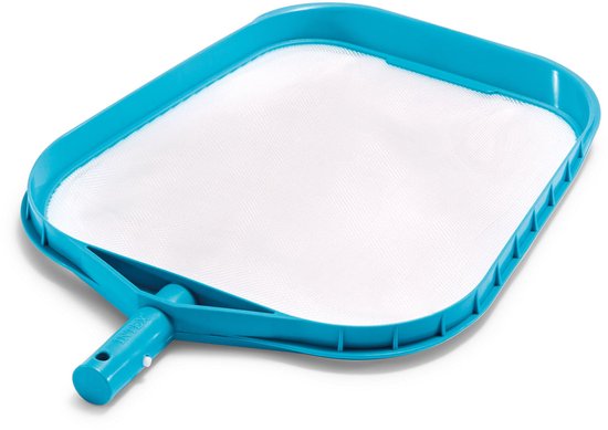 Een blauw zwembad schepnet met een wit net, gemonteerd op een aluminium steel.