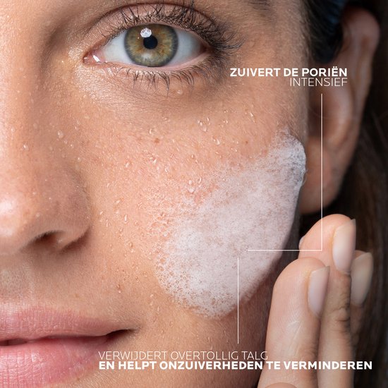Close-up van een gezicht dat de schuimende Effaclar gel aanbrengt, met tekst die aangeeft dat het de poriën zuivert en oneffenheden vermindert.