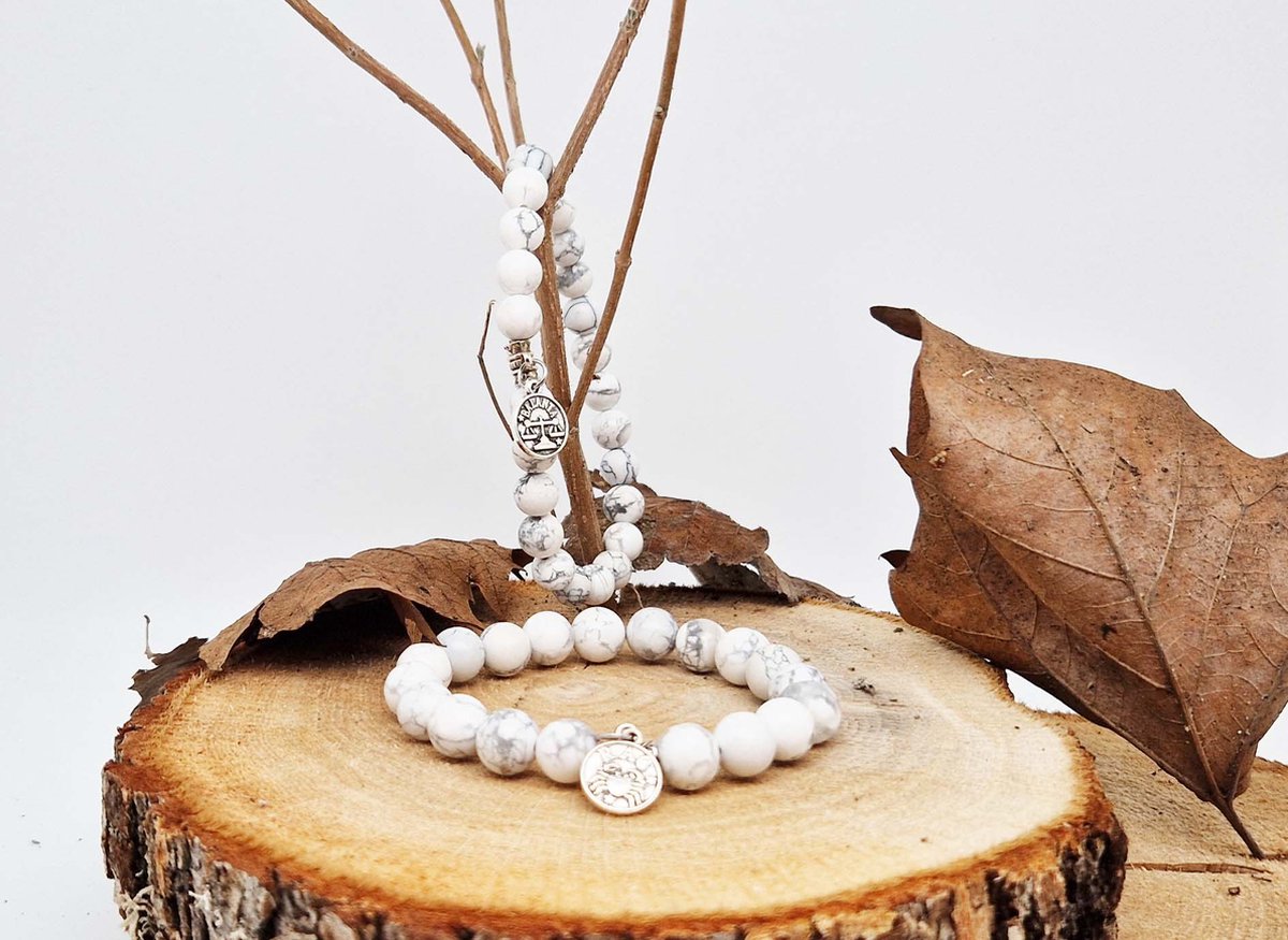 Handgemaakte natuursteen Geluksarmband met hanger "Astrologische Symbolen " Howlite Wit " -8 mm diameter van de korrel- Diameter armband 20 cm - Kies je favoriete Astrologische Symbolen - Een mooi cadeau voor familie en vrienden