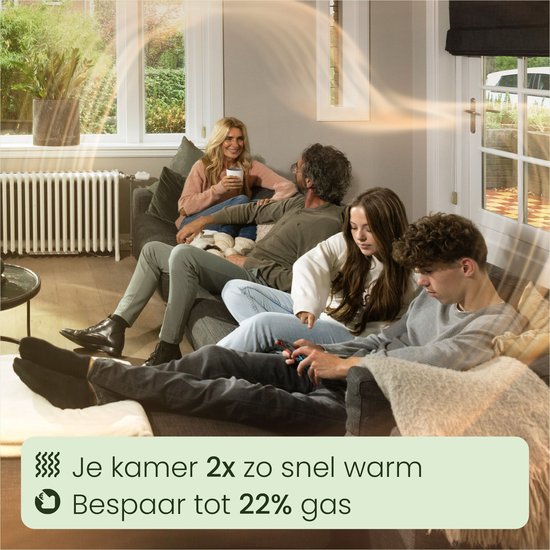 Familie op de bank in een woonkamer, met tekst 'Je kamer 2x zo snel warm' en 'Bespaar tot 22% gas'.