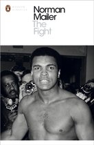 Boek "The Fight" van Norman Mailer met op de cover een zwart-witfoto van Muhammad Ali, omringd door journalisten met microfoons en camera's.