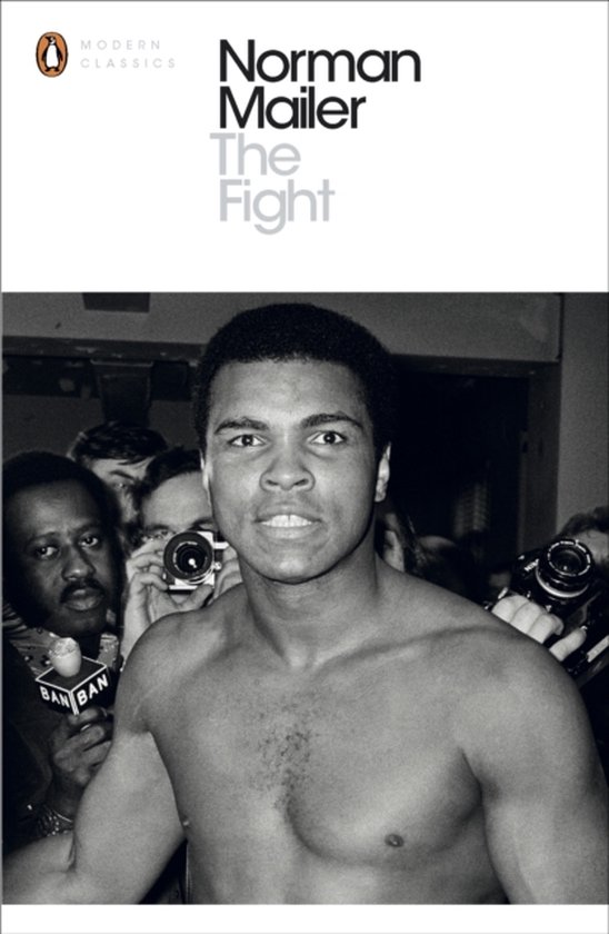 Boek "The Fight" van Norman Mailer met op de cover een zwart-witfoto van Muhammad Ali, omringd door journalisten met microfoons en camera's.