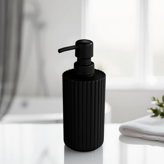 Dispenser Met Vloeibare Zeep Bij Handdoeken Op Witte Tafel in De Dispenser Met Vloeibare Zeep Bij Handdoeken Op Witte Tafel in De
