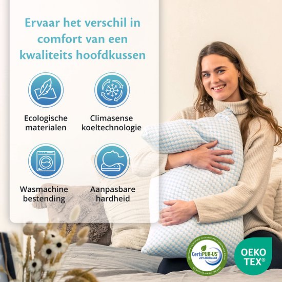 Vrouw met blauw en wit geblokt Ella hoofdkussen naast pictogrammen van ecologische materialen, koeling, wasmachine en aanpasbare hardheid.