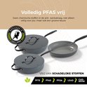 Grijze pannen met deksels en een koekenpan op een beige achtergrond. "Volledig PFAS vrij" en een "Designed in Holland" logo.