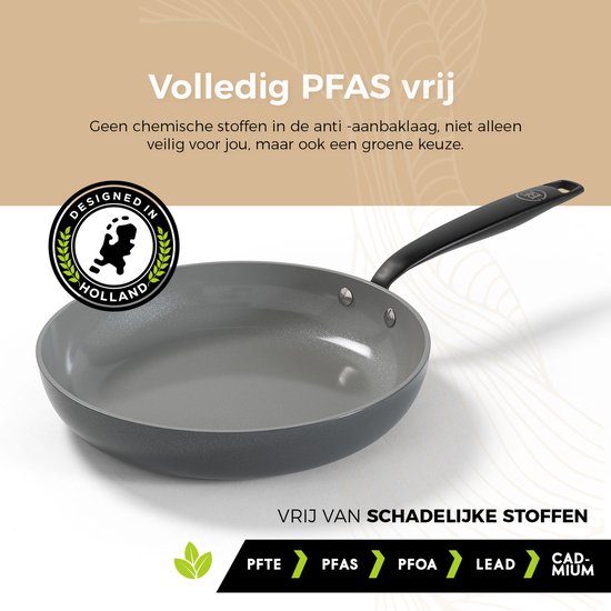 Grijze koekenpan met zwarte steel en het 'Designed in Holland' logo. Vrij van schadelijke stoffen zoals PFTE, PFAS, PFOA, lood en cadmium.