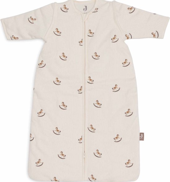 Crèmekleurige babyslaapzak met korte mouwen en een all-over print van bruine wipstoeltjes.