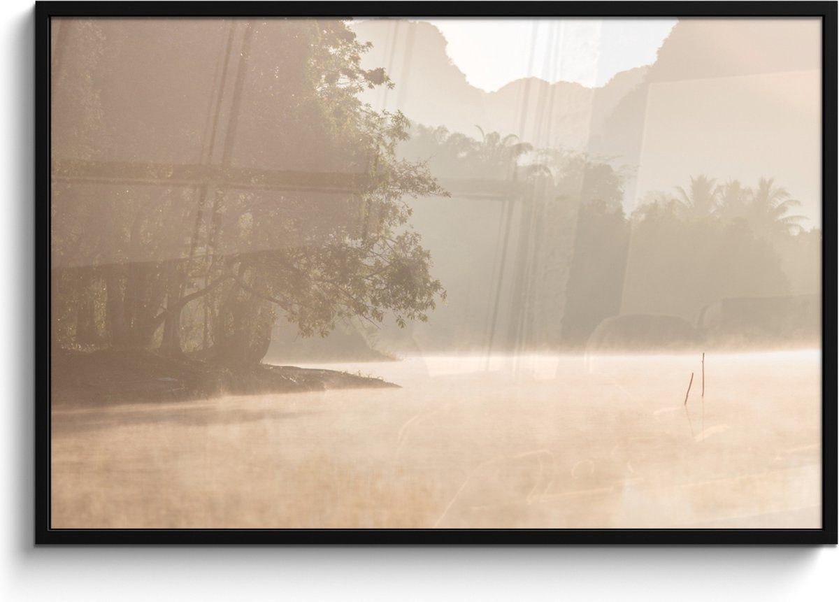 FrameYourWall Poster in lijst - Fotolijst 120x80 cm - Posters - Landschap - Bos - Water - Mist - Beige - Posterlijst zwart - Wanddecoratie badkamer - Muurdecoratie WC - Decoratieve accessoires - Toilet muur decoratie Beige - Landschap
