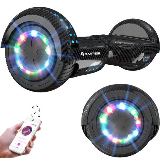 Zwarte Ampes hoverboard met koolstofvezelpatroon, LED-verlichting en een Bluetooth-icoon op de wielen.